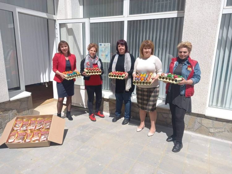 Съветниците от ГЕРБ в Крумовград дариха на БЧК боядисани яйца и козунаци за Великден