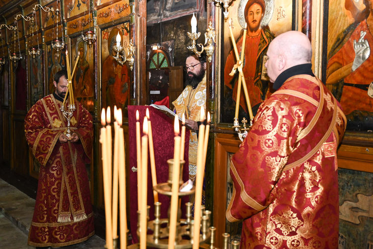 На Велики Четвъртък вечерта Последованието на 12-те евангелия бе отслужено в храм „Св. Неделя“