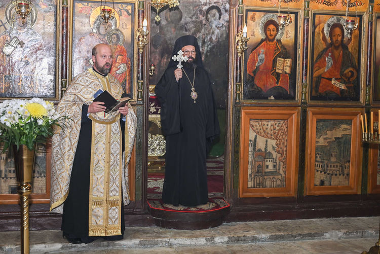 На Велики Четвъртък вечерта Последованието на 12-те евангелия бе отслужено в храм „Св. Неделя“