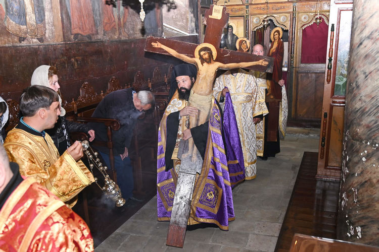 На Велики Четвъртък вечерта Последованието на 12-те евангелия бе отслужено в храм „Св. Неделя“