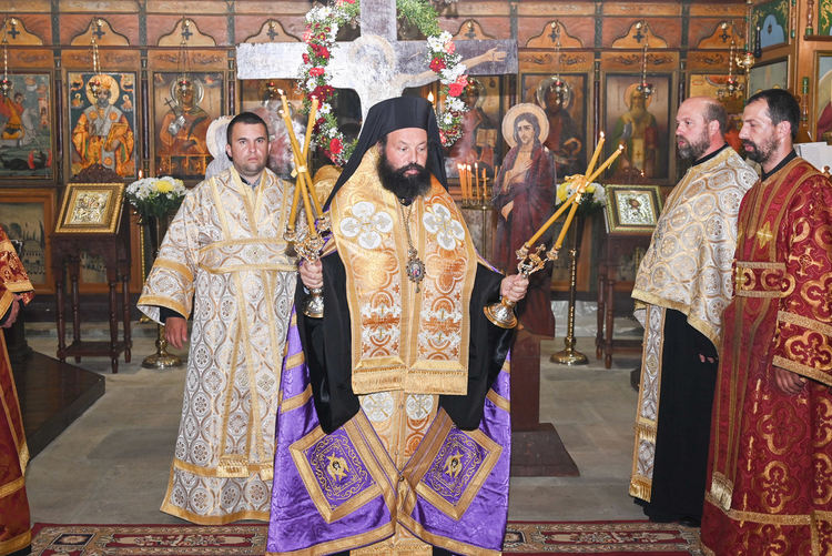 На Велики Четвъртък вечерта Последованието на 12-те евангелия бе отслужено в храм „Св. Неделя“