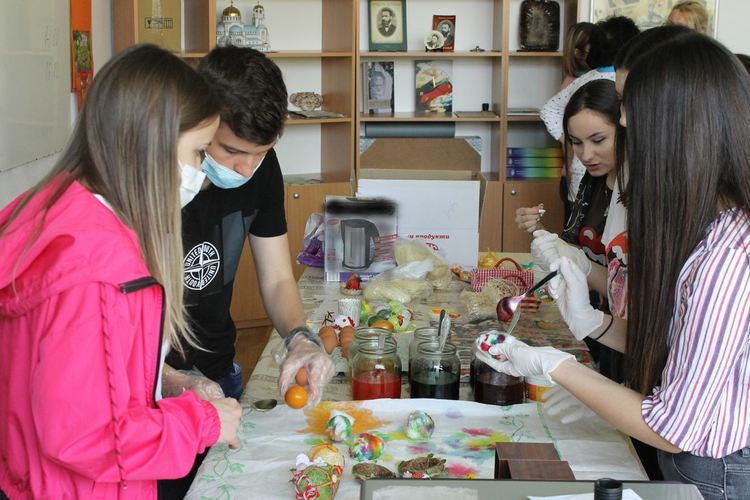 Ученици творят във Великденската творческа работилница в ЕГ„Христо Ботев“