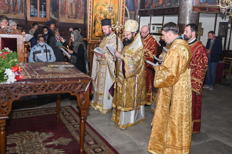 Епископ Висарион: „Чрез Кръстната смърт на Сина Божий е потъпкана смъртта и Божията милост се дарува на хората.“