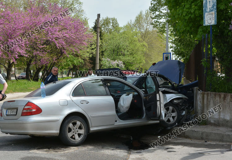 Мерцедес и Волво катастрофираха на "Илинден", забиха се в ограда