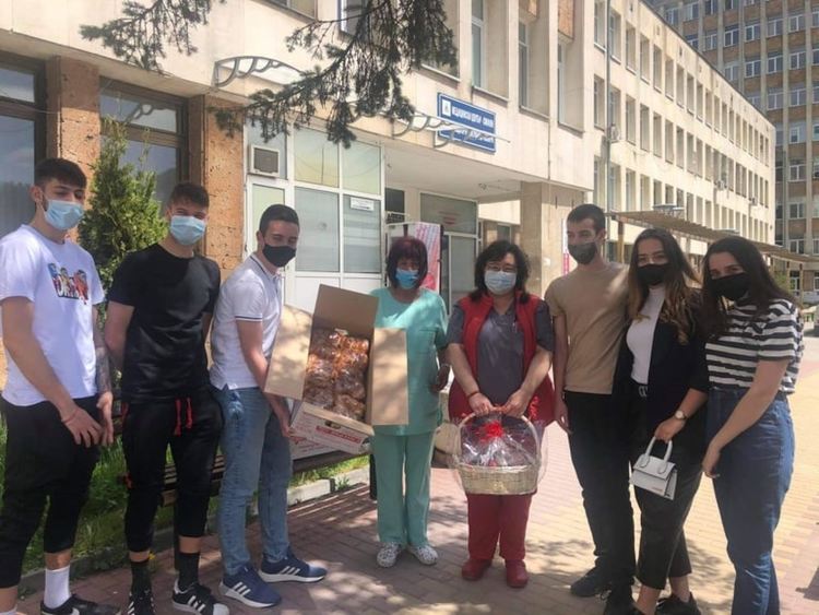 Топъл обяд, козунаци и яйца за медиците в Ковид-отделенията от смолянски гимназисти