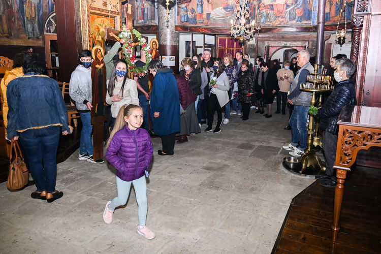 Епископ Висарион: „Чрез Кръстната смърт на Сина Божий е потъпкана смъртта и Божията милост се дарува на хората.“