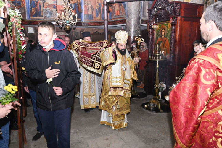 Епископ Висарион: „Чрез Кръстната смърт на Сина Божий е потъпкана смъртта и Божията милост се дарува на хората.“