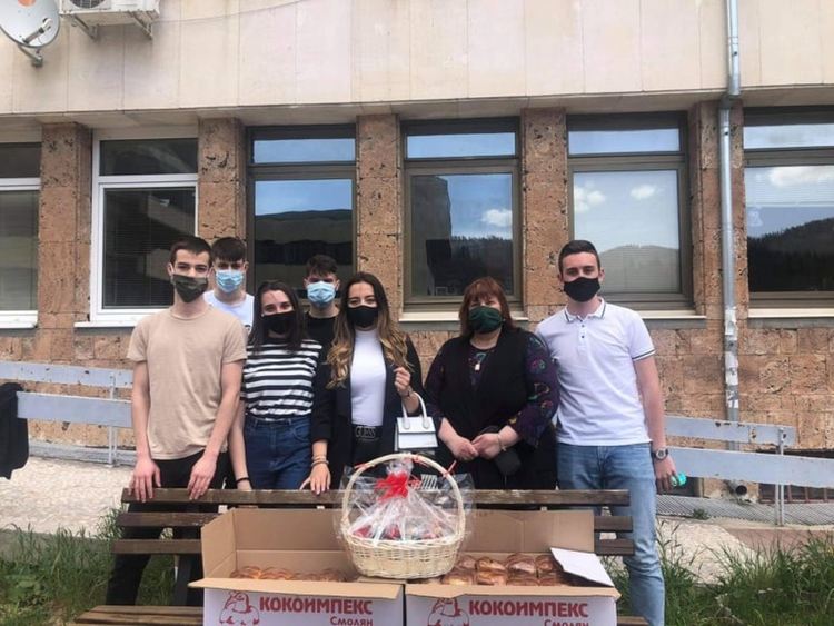 Топъл обяд, козунаци и яйца за медиците в Ковид-отделенията от смолянски гимназисти