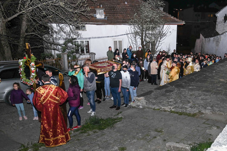 Епископ Висарион: „Чрез Кръстната смърт на Сина Божий е потъпкана смъртта и Божията милост се дарува на хората.“