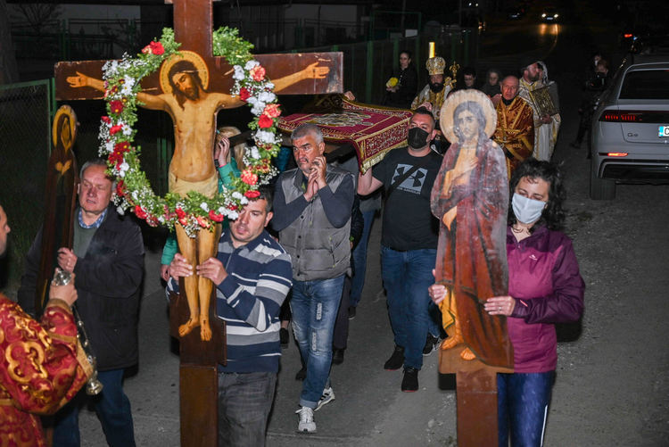 Епископ Висарион: „Чрез Кръстната смърт на Сина Божий е потъпкана смъртта и Божията милост се дарува на хората.“