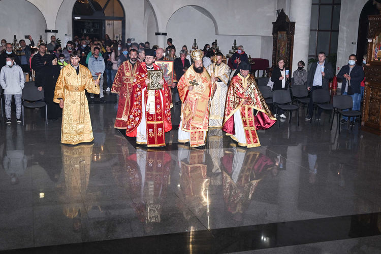 Благодатният огън озари и в Смолян сърцата и душите на вярващите
