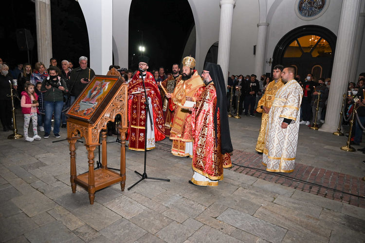 Благодатният огън озари и в Смолян сърцата и душите на вярващите