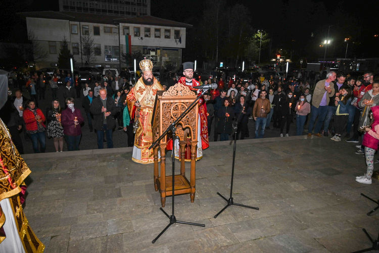 Благодатният огън озари и в Смолян сърцата и душите на вярващите