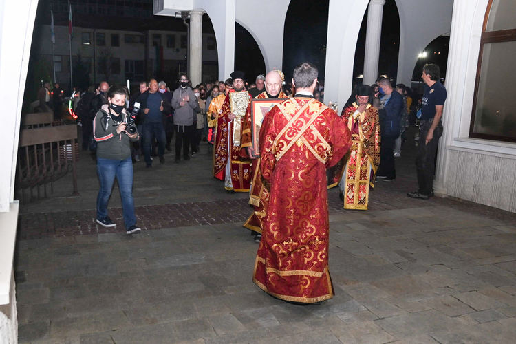Благодатният огън озари и в Смолян сърцата и душите на вярващите