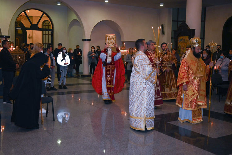 Благодатният огън озари и в Смолян сърцата и душите на вярващите