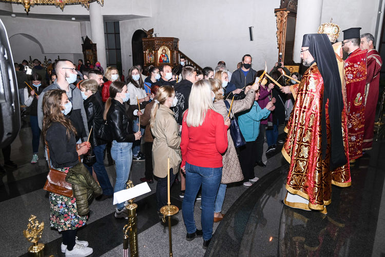 Благодатният огън озари и в Смолян сърцата и душите на вярващите