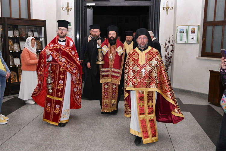 Благодатният огън озари и в Смолян сърцата и душите на вярващите