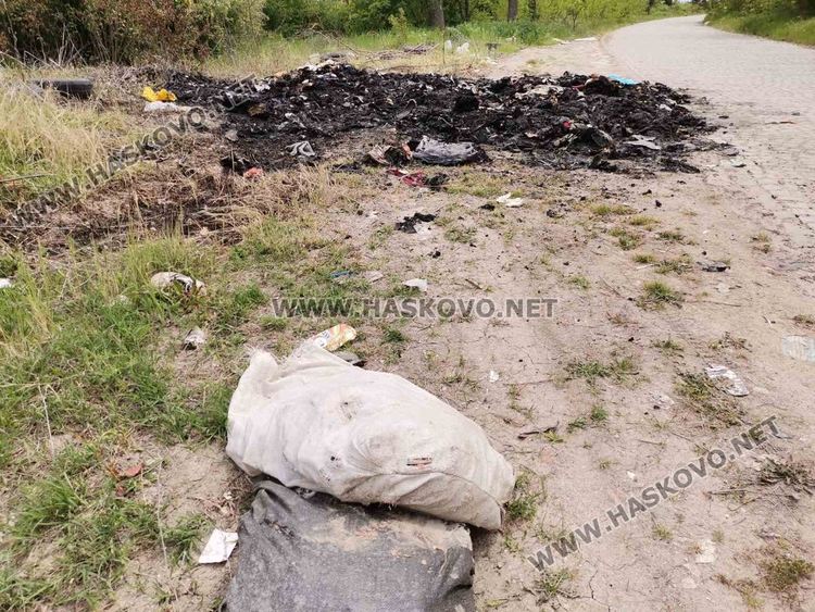 Сметища се образуваха край пътя към картинг пистата в Хасково