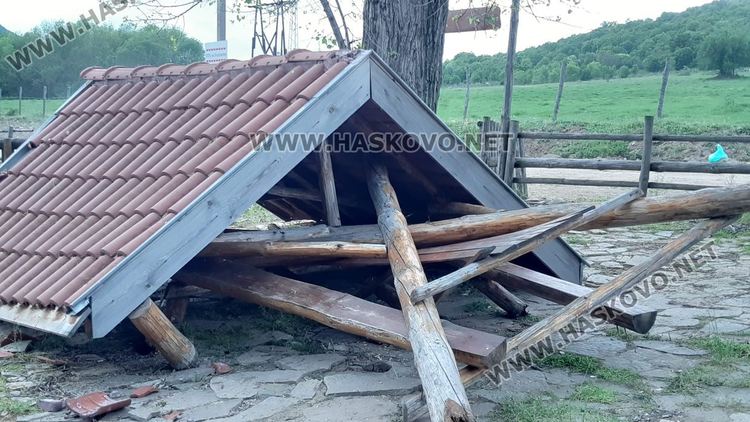 27-годишен е ранен от рухнала беседка