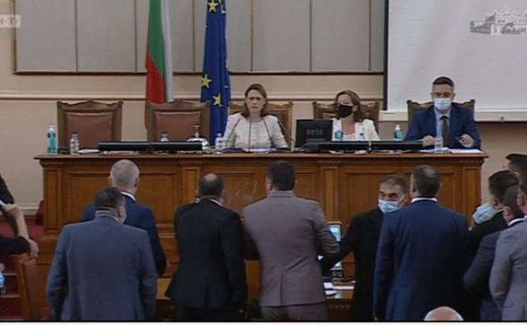 Скандал за преизчислението на пенсиите в парламента