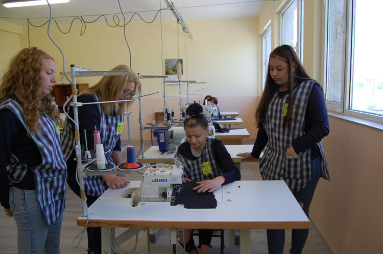 Бъдещи производители на облекло се обучават в модерно оборудвана работилница