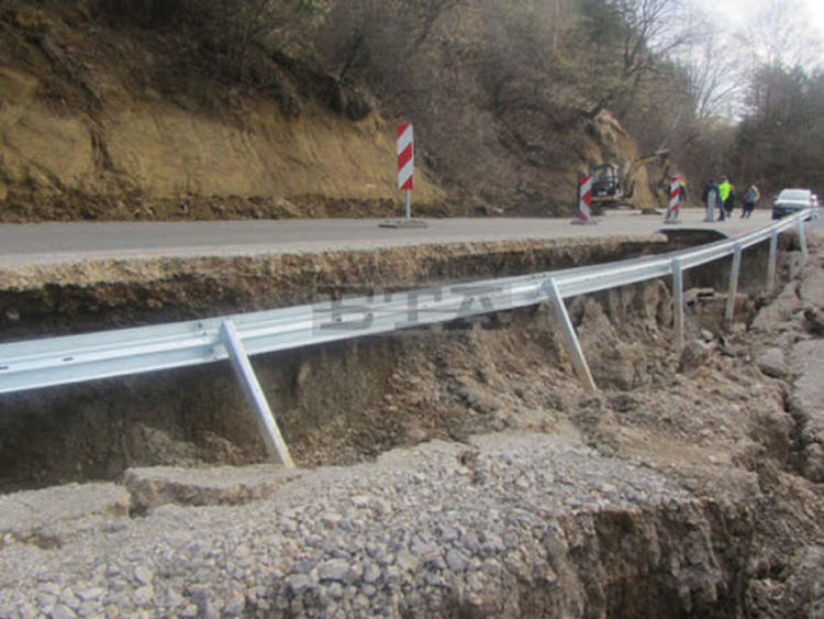Подписка за ускорен ремонт на пътя до пернишкото село Кладница събират жителите му