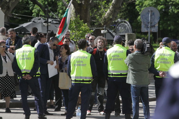 Привърженици и противници на Радев се надвикват пред президентството