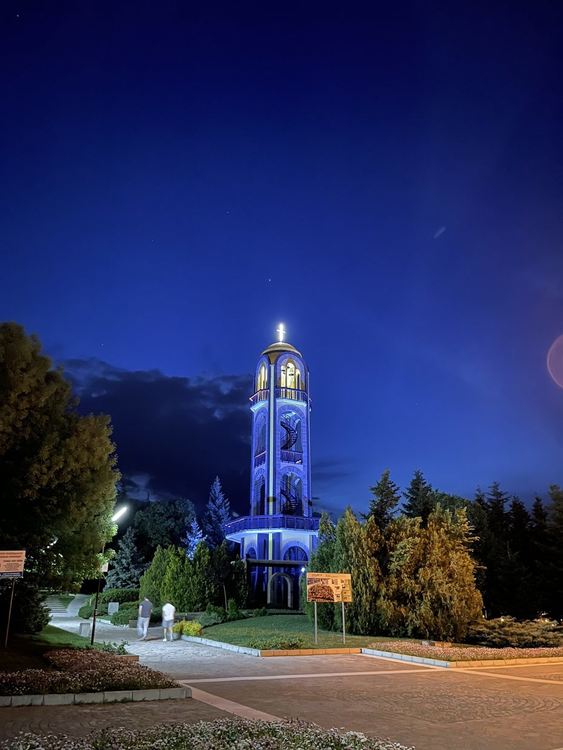 Камбанарията на "Ямача" засия в синьо