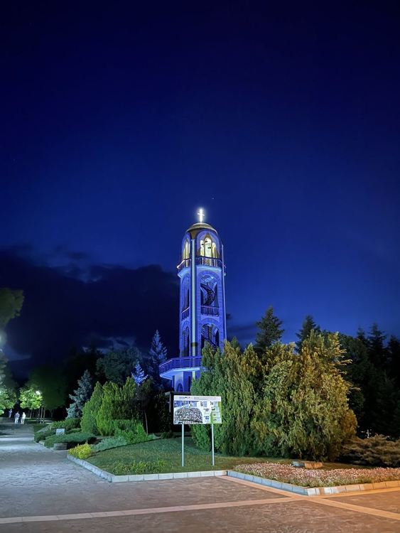 Камбанарията на "Ямача" засия в синьо