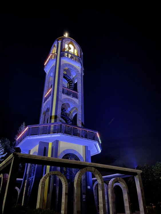 Камбанарията на "Ямача" засия в синьо