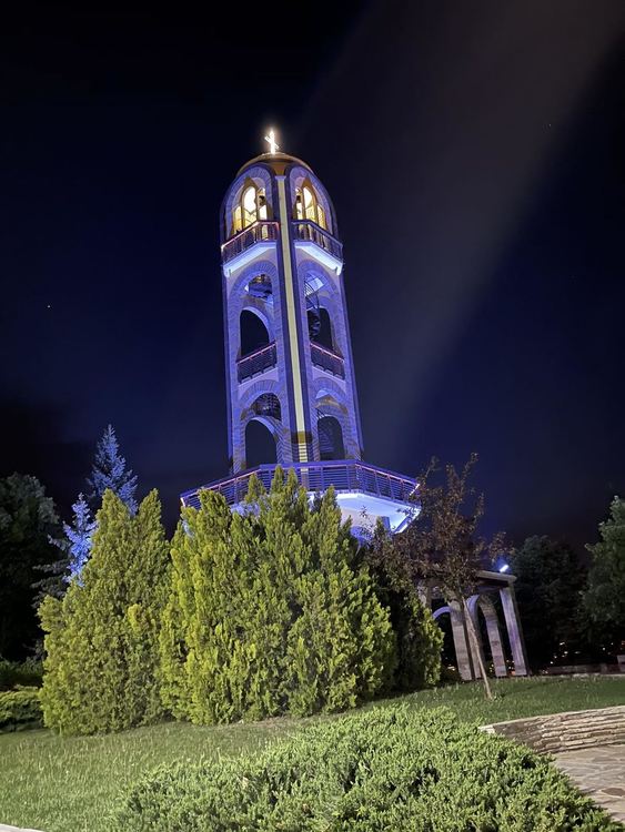 Камбанарията на "Ямача" засия в синьо