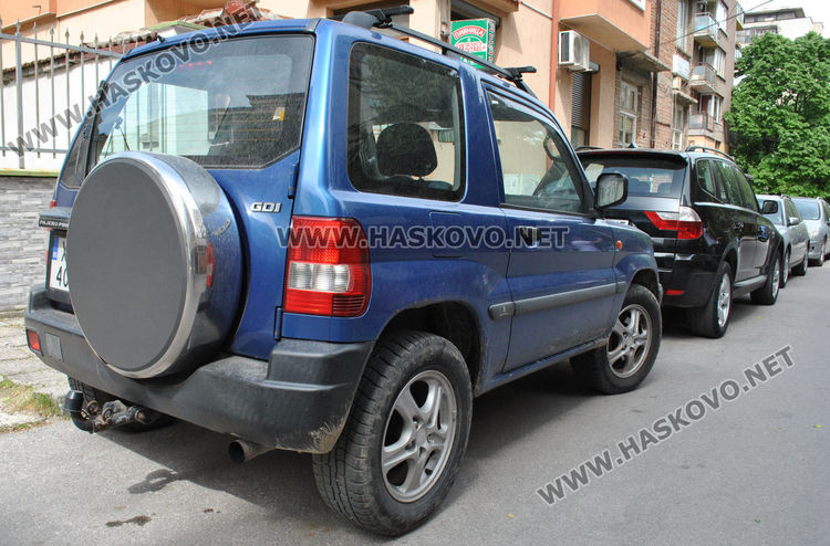 Камери заснеха тийнейджъри да шарят кола, потрошили и прозорци на къща