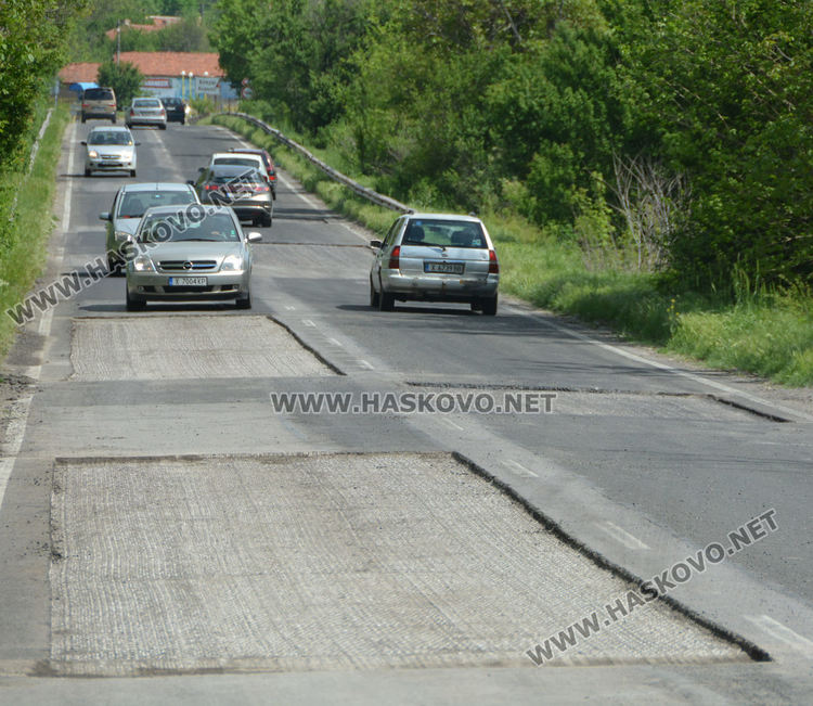 Изкърпват 6 700 кв. м. по пътя от Хасково към Кърджали