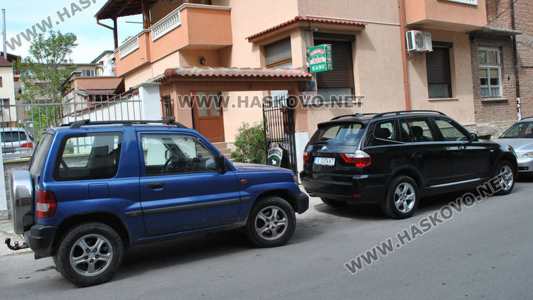 Камери заснеха тийнейджъри да шарят кола, потрошили и прозорци на къща