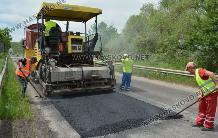 Изкърпват 6 700 кв. м. по пътя от Хасково към Кърджали