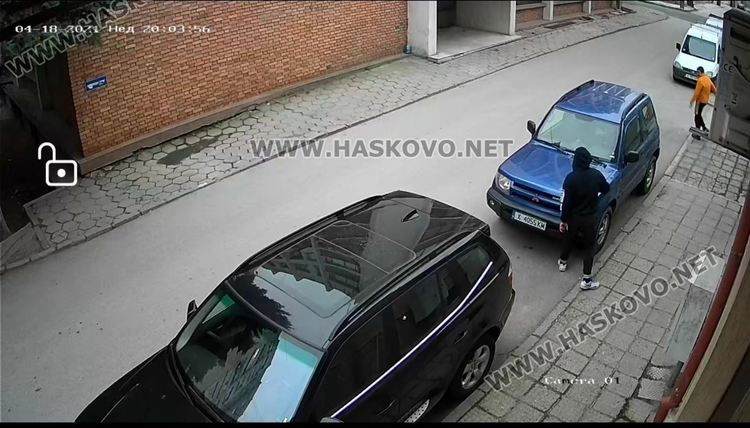 Камери заснеха тийнейджъри да шарят кола, потрошили и прозорци на къща