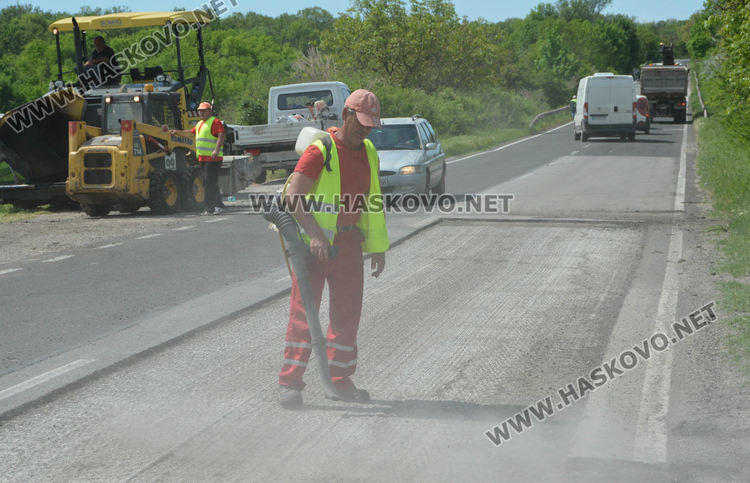 Изкърпват 6 700 кв. м. по пътя от Хасково към Кърджали