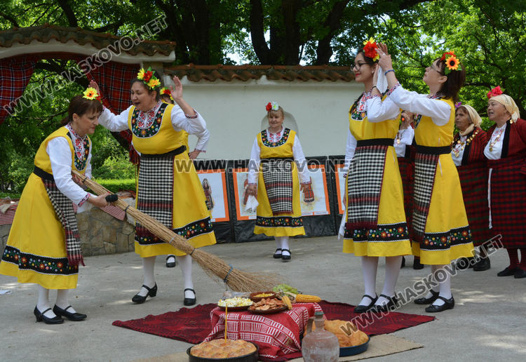 Самодейци показаха красотата на българския фолклор в „Пеени хора от Хасковския край“