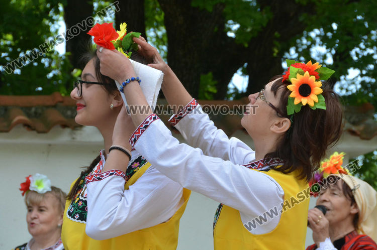 Самодейци показаха красотата на българския фолклор в „Пеени хора от Хасковския край“