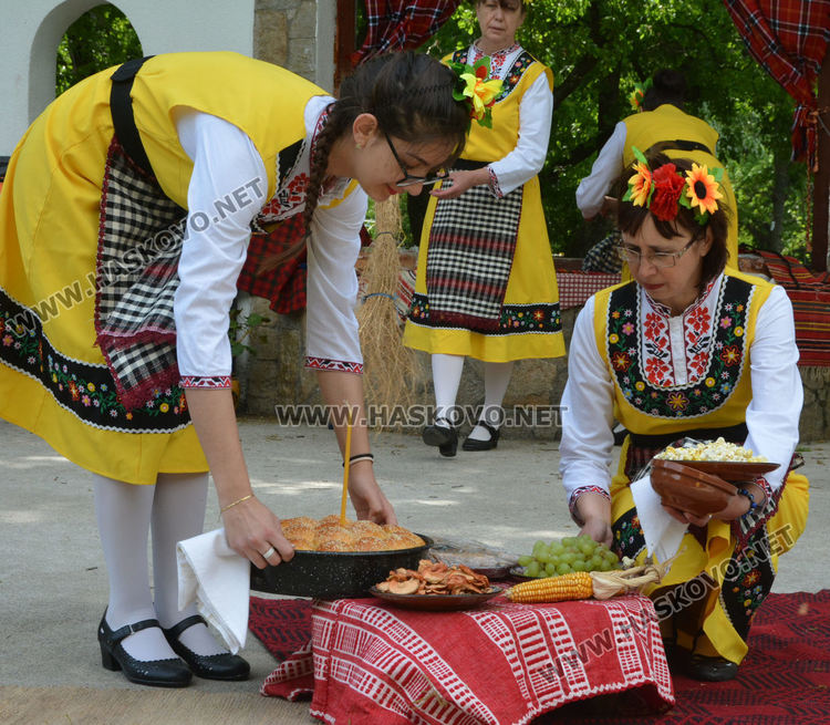 Самодейци показаха красотата на българския фолклор в „Пеени хора от Хасковския край“