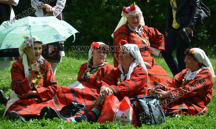 Самодейци показаха красотата на българския фолклор в „Пеени хора от Хасковския край“