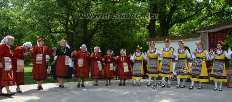 Самодейци показаха красотата на българския фолклор в „Пеени хора от Хасковския край“