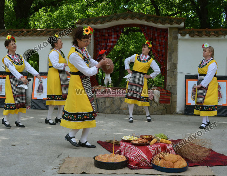 Самодейци показаха красотата на българския фолклор в „Пеени хора от Хасковския край“