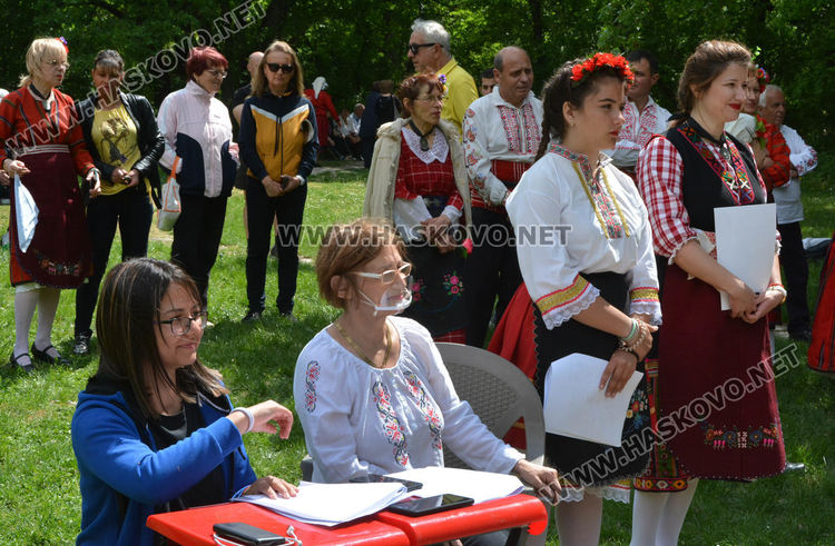 Самодейци показаха красотата на българския фолклор в „Пеени хора от Хасковския край“