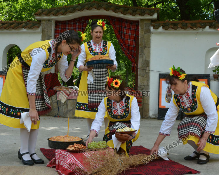 Самодейци показаха красотата на българския фолклор в „Пеени хора от Хасковския край“