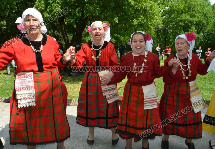 Самодейци показаха красотата на българския фолклор в „Пеени хора от Хасковския край“