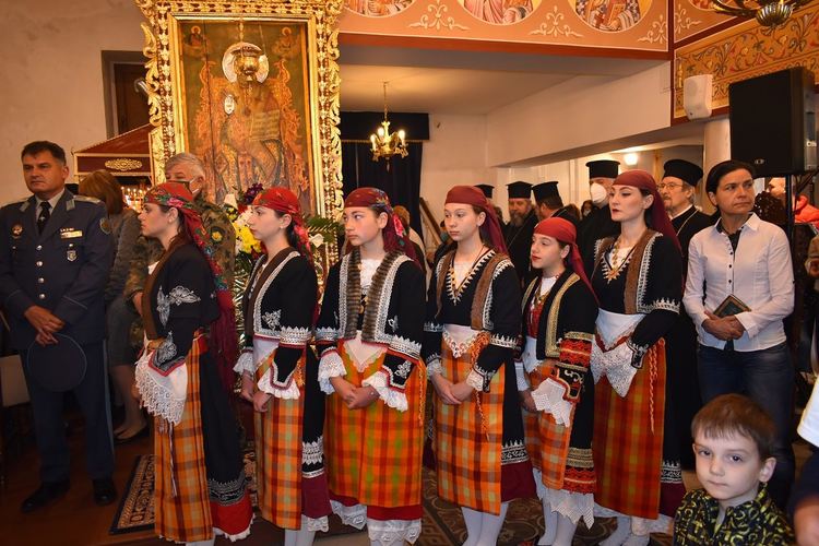 Отбелязаха 200 години храм "Свети Николай Чудотворец" в Асеновград (снимки)