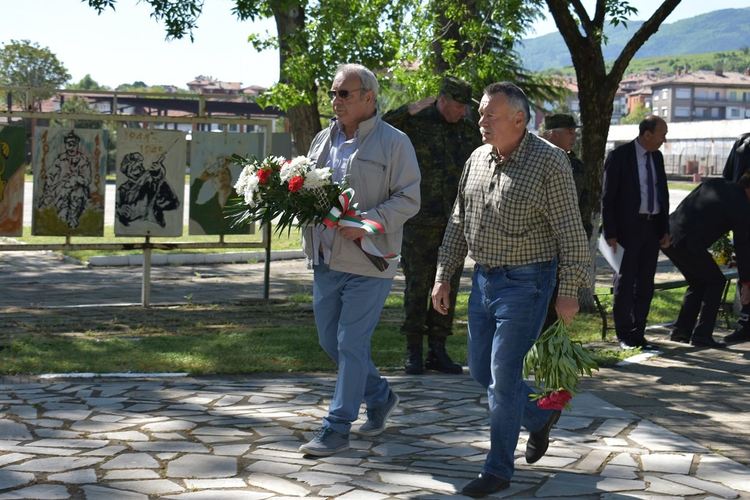 Цветя и венци бяха поднесени пред паметника на загиналите в Отечествената война
