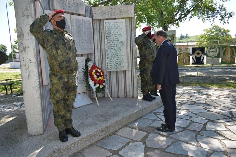 Цветя и венци бяха поднесени пред паметника на загиналите в Отечествената война