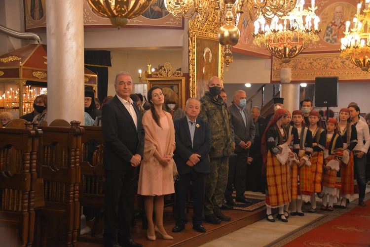 Отбелязаха 200 години храм "Свети Николай Чудотворец" в Асеновград (снимки)